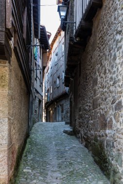 Taş çapraz ve tipik mimari ana Meydanı, La Alberca.Spain