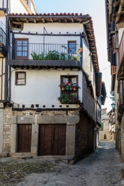 Taş çapraz ve tipik mimari ana Meydanı, La Alberca.Spain