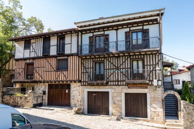 Taş çapraz ve tipik mimari ana Meydanı, La Alberca.Spain