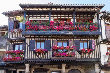 Taş çapraz ve tipik mimari ana Meydanı, La Alberca.Spain