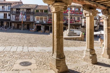 Taş çapraz ve tipik mimari ana Meydanı, La Alberca.Spain