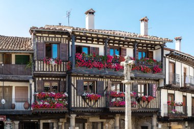 Taş çapraz ve tipik mimari ana Meydanı, La Alberca.Spain