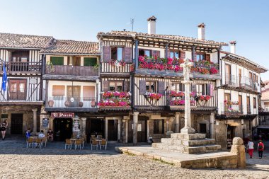 Taş çapraz ve tipik mimari ana Meydanı, La Alberca.Spain