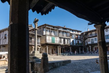 Taş çapraz ve tipik mimari ana Meydanı, La Alberca.Spain