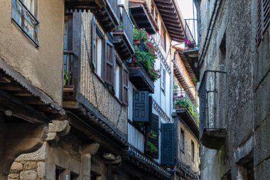 Taş çapraz ve tipik mimari ana Meydanı, La Alberca.Spain