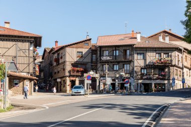 Taş çapraz ve tipik mimari ana Meydanı, La Alberca.Spain
