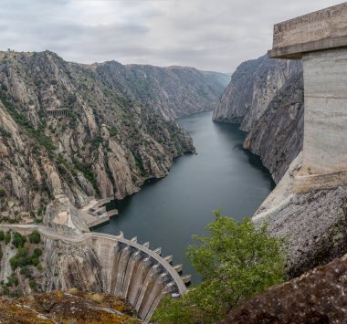 Aldeadavila Barajı, İspanya ile Portekiz sınırındaki Douro Nehri üzerinde bulunan bir beton kemer-yerçekimi barajıdır..