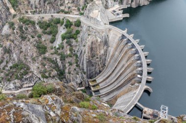 Aldeadavila Barajı, İspanya ile Portekiz sınırındaki Douro Nehri üzerinde bulunan bir beton kemer-yerçekimi barajıdır..