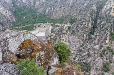 Aldeadavila Barajı, İspanya ile Portekiz sınırındaki Douro Nehri üzerinde bulunan bir beton kemer-yerçekimi barajıdır..