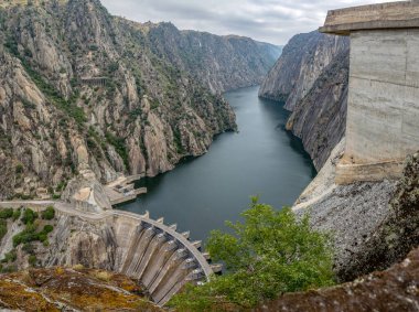 Aldeadavila Barajı, İspanya ile Portekiz sınırındaki Douro Nehri üzerinde bulunan bir beton kemer-yerçekimi barajıdır..