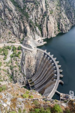 Aldeadavila Barajı, İspanya ile Portekiz sınırındaki Douro Nehri üzerinde bulunan bir beton kemer-yerçekimi barajıdır..