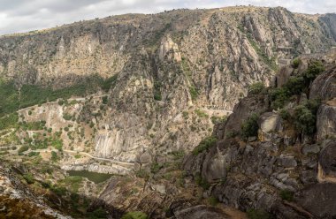 Aldeadavila Barajı, İspanya ile Portekiz sınırındaki Douro Nehri üzerinde bulunan bir beton kemer-yerçekimi barajıdır..