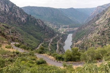 Aldeadavila Barajı, İspanya ile Portekiz sınırındaki Douro Nehri üzerinde bulunan bir beton kemer-yerçekimi barajıdır..