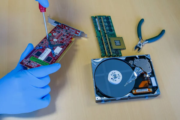 Technik Opraví Pevný Disk Počítače Dílně — Stock fotografie