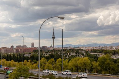 Madrid 'in gökdelenleri, arka planda dört kule ve karlı dağlar ve önde La Almudena mezarlığı.