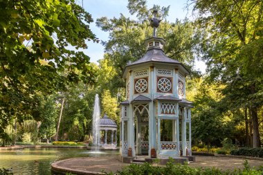 Aranjuez Kraliyet Bahçeleri 'ndeki Prens Bahçeleri' ndeki Çin göleti. Tarihi bir bahçede çeşmesi olan bir su deposundaki romantik tapınaklar.