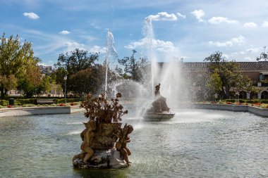 Aranjuez 'in Prens Bahçeleri' nde sonbahar zamanı çeşme. Madrid mi? İspanya.