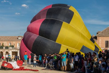 Madrid 'deki Palacio de Aranjuez bahçesinde sıcak hava balonu gösterisi