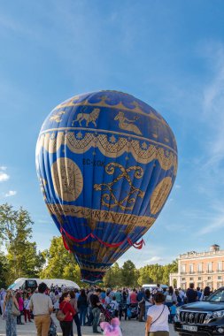 Madrid 'deki Palacio de Aranjuez bahçesinde sıcak hava balonu gösterisi