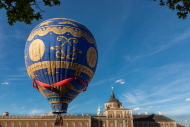 Madrid 'deki Palacio de Aranjuez bahçesinde sıcak hava balonu gösterisi