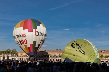 Madrid 'deki Palacio de Aranjuez bahçesinde sıcak hava balonu gösterisi
