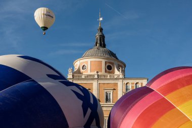 Madrid 'deki Palacio de Aranjuez bahçesinde sıcak hava balonu gösterisi