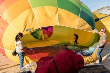 Madrid 'deki Palacio de Aranjuez bahçesinde sıcak hava balonu gösterisi