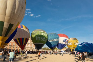 Madrid 'deki Palacio de Aranjuez bahçesinde sıcak hava balonu gösterisi