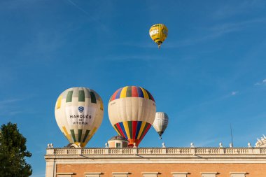 Madrid 'deki Palacio de Aranjuez bahçesinde sıcak hava balonu gösterisi