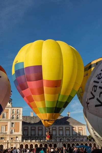 マドリードのアランフエス宮殿庭園に熱気球が展示されています — ストック写真