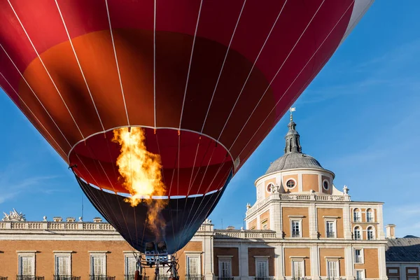 マドリードのアランフエス宮殿庭園に熱気球が展示されています — ストック写真