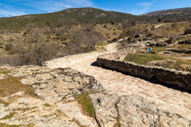 Matafrailes orta köprüsü Sierra de Guadarrama, Madrid, İspanya 'daki Lozoya nehri üzerinde.