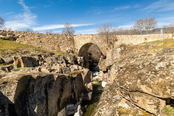 스페인 마드리드의 시에라데아구 라마에 가로지르는 다리를 연결하는 프라테스 — 스톡 사진