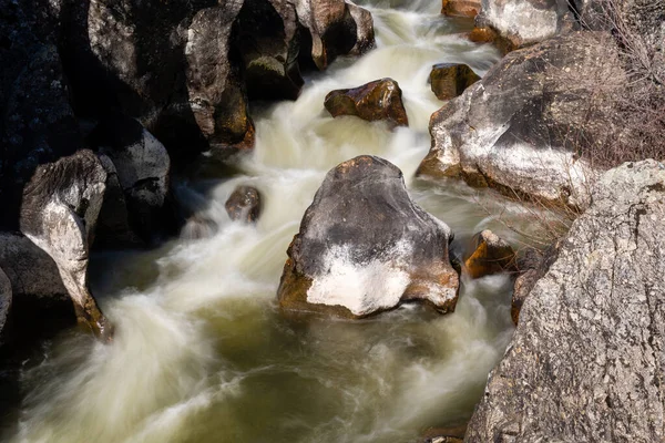 화강암 바위들 사이로 흐르는 드리드 — 스톡 사진