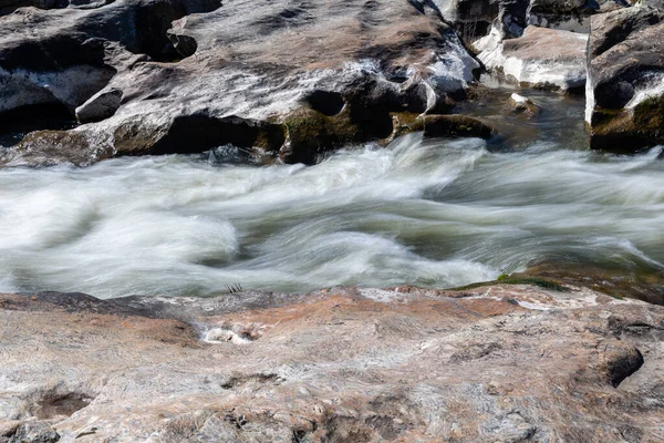 Lozoya Fluss Madrid Fließt Zwischen Den Granitfelsen — Stockfoto