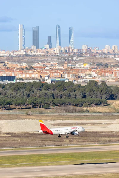 スペインのマドリード 2023年3月14日 アドルフォ スアレス マドリード バラハス空港に着陸する飛行機スペインのマドリードを背景に都市のスカイラインを持つMad — ストック写真