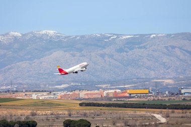 Madrid, İspanya - 14 Mart 2023: Adolfo Suarez Madrid Barajas Havaalanı 'ndan kalkan uçaklar Madrid, İspanya' nın arka planında şehir silüeti ile birlikte
