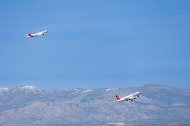 Madrid, İspanya - 14 Mart 2023: Adolfo Suarez Madrid Barajas Havaalanı 'ndan kalkan uçaklar Madrid, İspanya' nın arka planında şehir silüeti ile birlikte