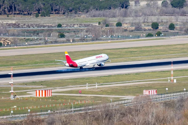 スペインのマドリード 2023年3月14日 アドルフォ スアレス マドリード バラハス空港に着陸する飛行機スペインのマドリードを背景に都市のスカイラインを持つMad — ストック写真