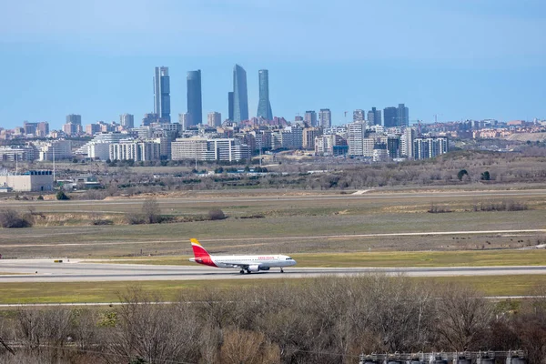 スペインのマドリード 2023年3月14日 アドルフォ スアレス マドリード バラハス空港で離陸する飛行機スペインのマドリードを背景に都市のスカイラインを持つMad — ストック写真