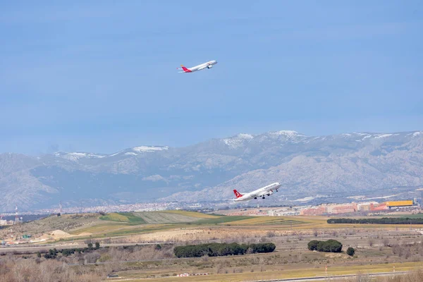 スペインのマドリード 2023年3月14日 アドルフォ スアレス マドリード バラハス空港で離陸する飛行機スペインのマドリードを背景に都市のスカイラインを持つMad — ストック写真