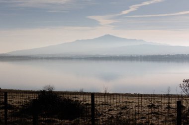 Santillana Reservoir, Manzanares El Real 'de, Manzanares Nehri' nin üst havzasının bölge parkı. Madrid Eyaleti