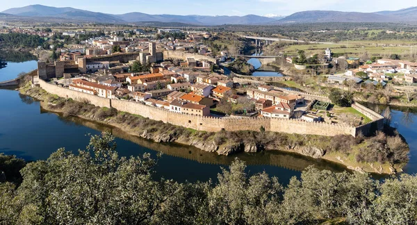 从山上俯瞰布特拉戈德尔洛佐亚和河流的景观 — 图库照片