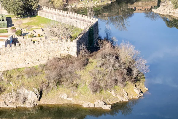ブイトラゴ ロゾヤの城壁の町と山からの川の景色 — ストック写真