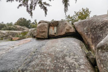 Madrid, La Pedriza 'da sonbahar manzarası, Sierra de Guadarrama Ulusal Parkı' nın bir parçası.