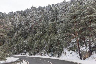 Madrid 'de yol karla kaplıyken Penalara lagünlerine tırmanıyor.