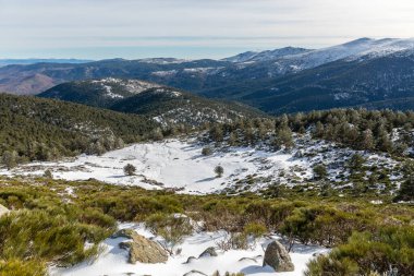 Madrid 'in dağlarındaki Laguna de Penalara adlı buzul gölü.