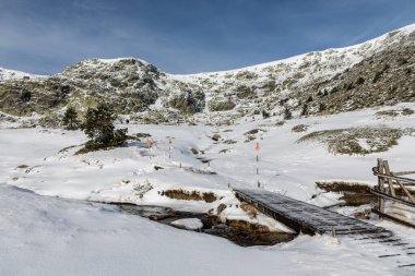 Madrid 'in dağlarındaki Laguna de Penalara adlı buzul gölü.