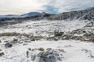 Madrid 'in dağlarındaki Laguna de Penalara adlı buzul gölü.