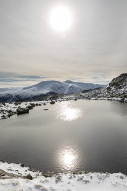 Madrid 'in dağlarındaki Laguna de Penalara adlı buzul gölü.